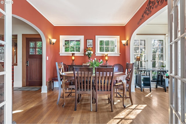 2783 NE Wiberg Ln, Portland, OR 97213 - dining space with arched walkways, wood finished floors, ornamental molding, and baseboards