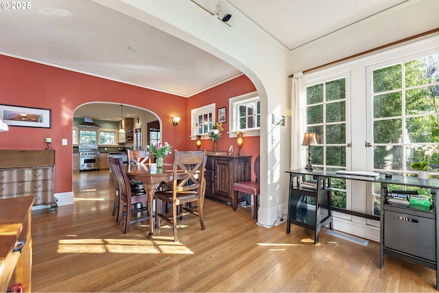 2783 NE Wiberg Ln, Portland, OR 97213 - dining space featuring arched walkways, wood finished floors, ornamental molding, and baseboards