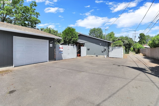 70 Jefferson Aly, Eugene, OR 97402 - detached garage with driveway