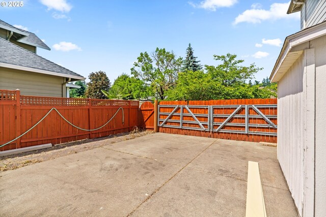 4060 Hampshire Ln, Eugene, OR 97404 - view of patio featuring a gate