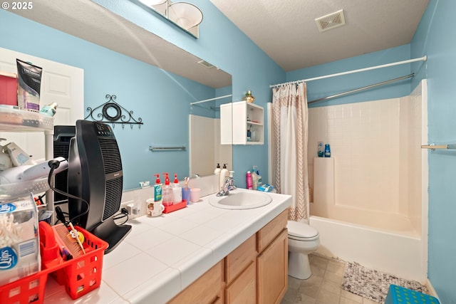 2032 SW 33rd St, Gresham, OR 97080 - full bath featuring toilet, shower / bath combo with shower curtain, and vanity