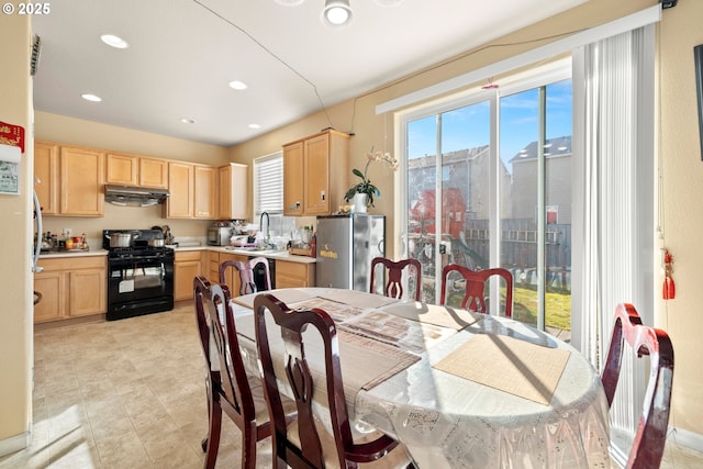 2032 SW 33rd St, Gresham, OR 97080 - dining area with recessed lighting