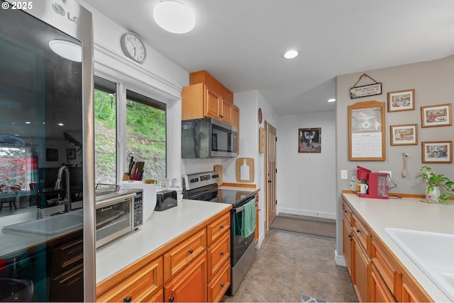 460 Huckleberry Mt Ln, Riddle, OR 97469 - kitchen with stainless steel appliances, light countertops, a sink, and recessed lighting