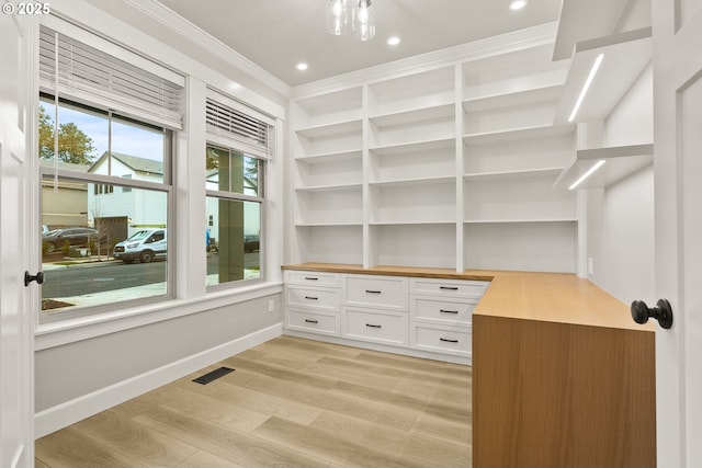 interior space with baseboards, visible vents, light wood-style flooring, crown molding, and recessed lighting