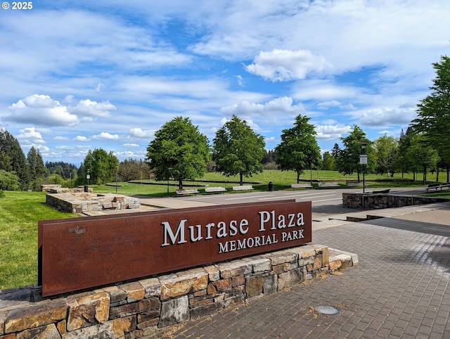 community / neighborhood sign featuring a yard