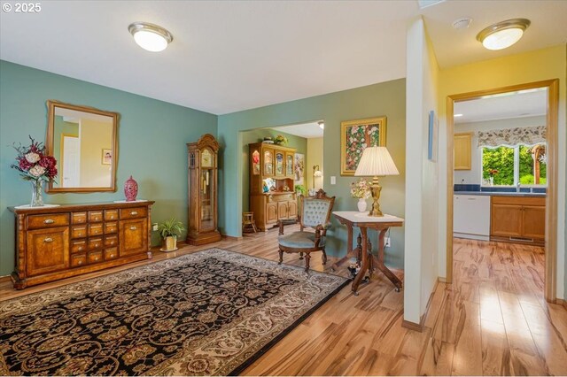 287 SW Oliver Ct, Dundee, OR 97115 - living area with light wood finished floors