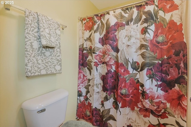 287 SW Oliver Ct, Dundee, OR 97115 - full bathroom featuring toilet and curtained shower