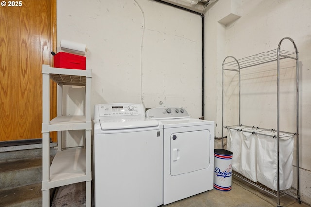 17701 Koch Ct, Sandy, OR 97055 - laundry area featuring washing machine and clothes dryer