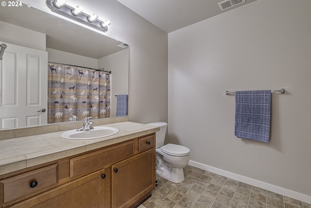 bathroom with a shower with curtain, toilet, baseboards, visible vents, and vanity