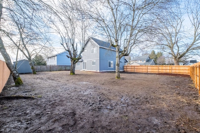 view of yard with a storage unit