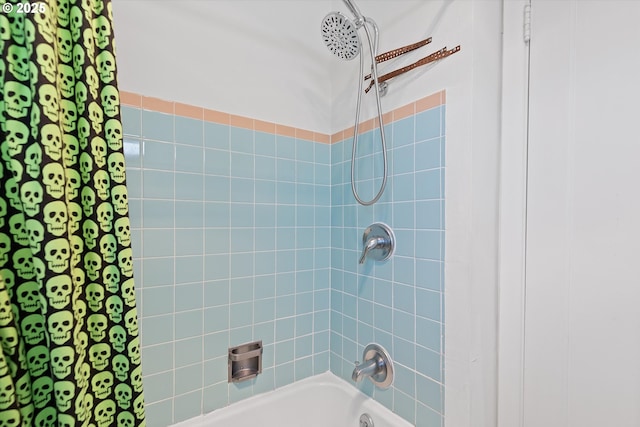 bathroom featuring tiled shower / bath