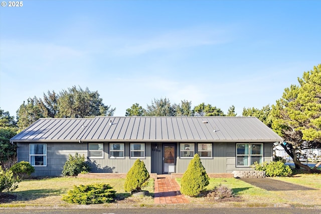 single story home with a front lawn