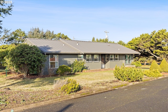 ranch-style home with a front lawn