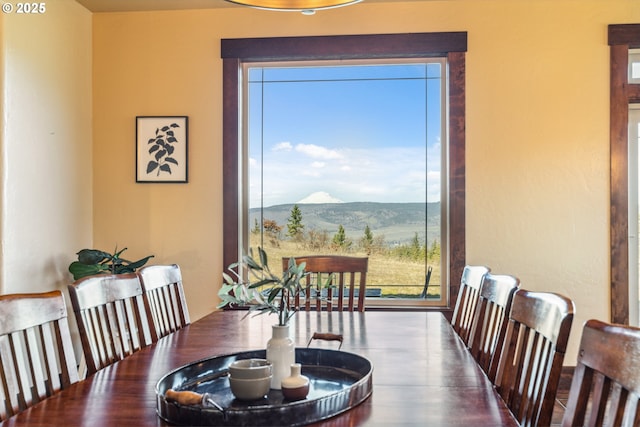 dining space featuring a mountain view