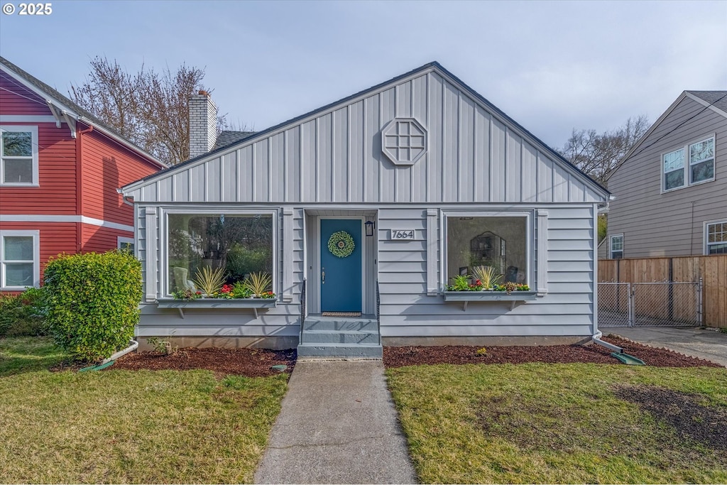 view of front facade featuring a front yard