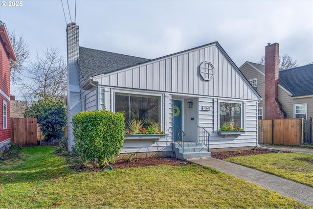 view of front of home featuring a front lawn