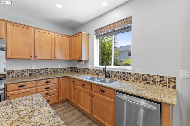 12800 Joys Dr, Oregon City, OR 97045 - kitchen featuring stainless steel dishwasher, a sink, tasteful backsplash, light wood-style flooring, and recessed lighting