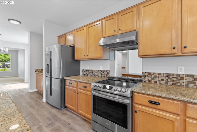 12800 Joys Dr, Oregon City, OR 97045 - kitchen with under cabinet range hood, stainless steel appliances, decorative backsplash, light wood-style flooring, and a chandelier