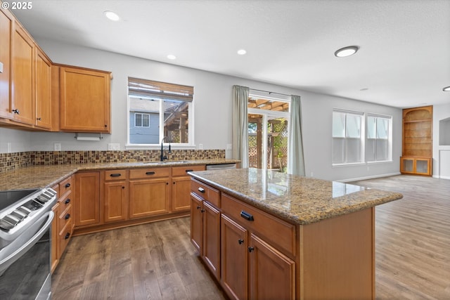 12800 Joys Dr, Oregon City, OR 97045 - kitchen with stainless steel appliances, light wood-style flooring, a sink, a center island, and recessed lighting