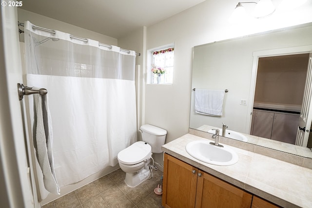 full bath with curtained shower, toilet, and vanity