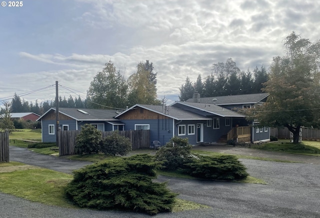 view of front of house with driveway and fence