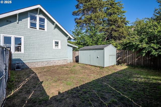 289 Harbor St, Florence, OR 97439 - rear view of house with a storage unit and a fenced backyard