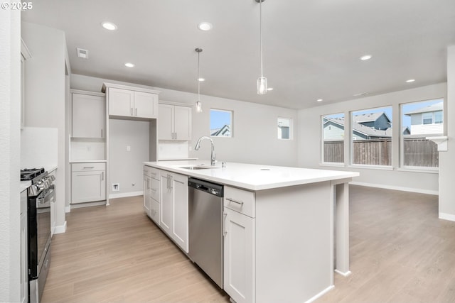 8900 S 1st St Unit 17, Ridgefield, WA 98642 - kitchen with appliances with stainless steel finishes, light wood-style floors, a center island with sink, light countertops, and plenty of natural light
