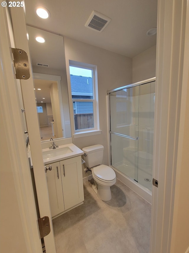 full bathroom featuring toilet, a shower stall, visible vents, and vanity