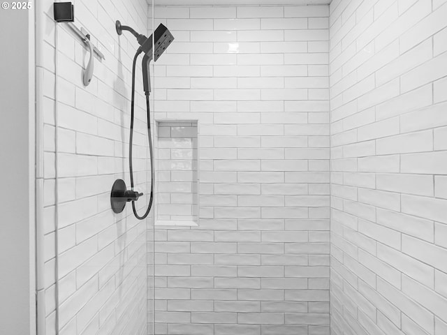 bathroom featuring a tile shower