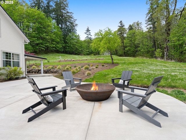 view of patio with an outdoor fire pit