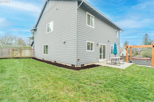 rear view of house featuring a patio area, a yard, a hot tub, and a pergola