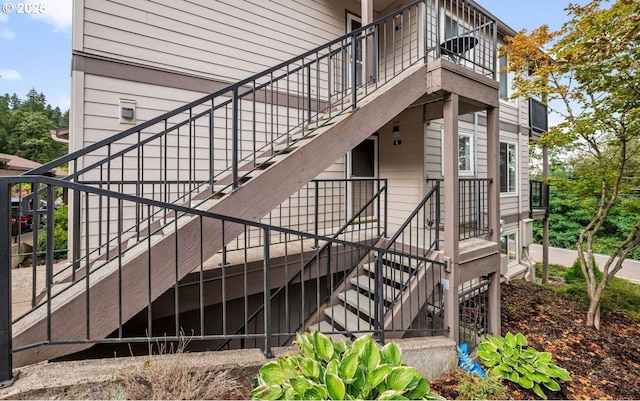 property entrance featuring a balcony
