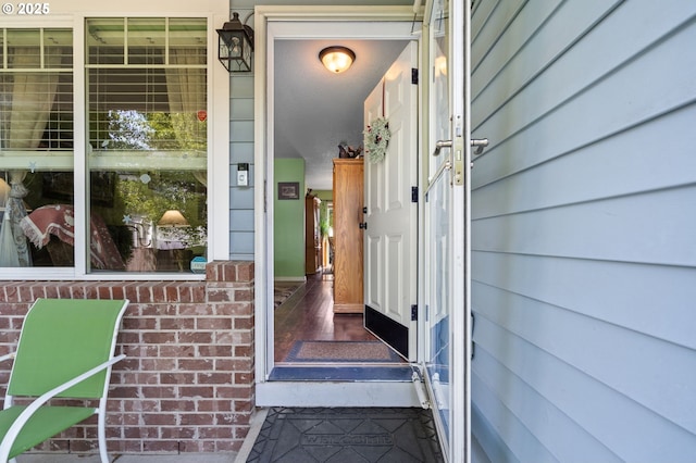 entrance to property featuring a porch