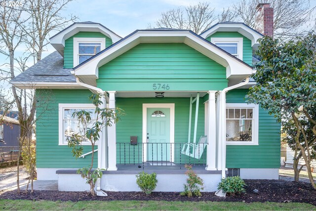 view of front of property featuring a porch