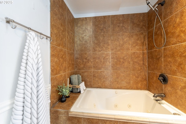 125 NE 80th Ave, Portland, OR 97213 - full bath featuring a combined bath / shower with jetted tub
