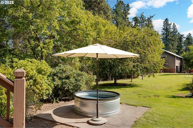 view of yard with a hot tub