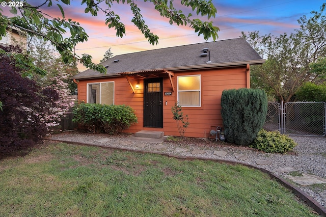 view of front of property featuring a gate, a front lawn, and fence