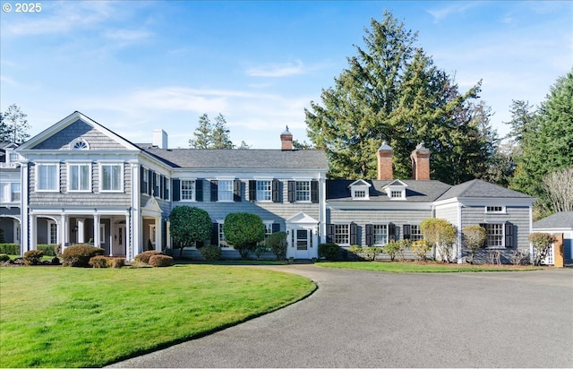 view of front facade featuring a front yard