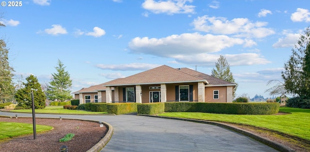 view of front of property featuring a front yard