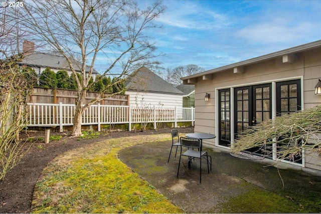 view of yard featuring a patio