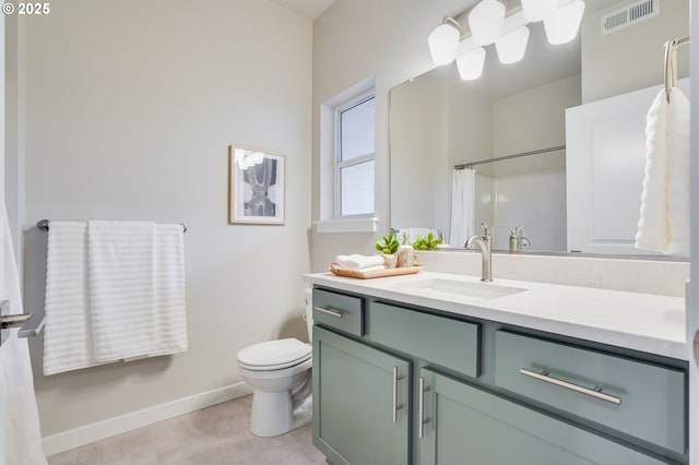 full bathroom featuring visible vents, vanity, toilet, baseboards, and a shower with shower curtain