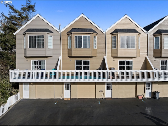 view of front of property featuring fence, a garage, and driveway