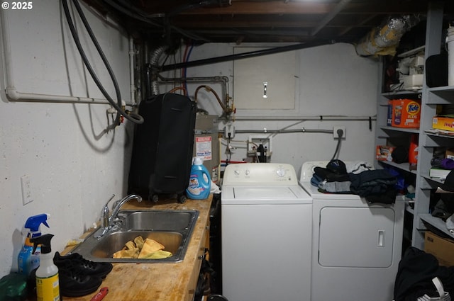 washroom featuring sink and washing machine and dryer