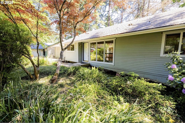 3663 Wilshire Ln, Eugene, OR 97405 - view of front facade featuring roof with shingles