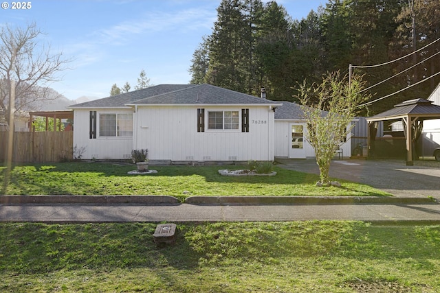 view of front facade featuring a gazebo, fence, and a front yard