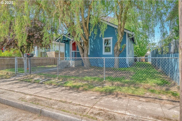view of front facade featuring a fenced front yard