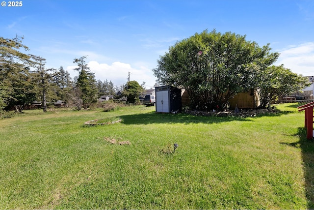 925 S Irvine Pl, Seaside, OR 97138 - view of grassy yard featuring a storage unit