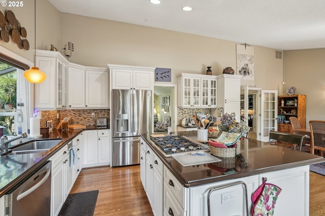 515 SW Colony Dr, Portland, OR 97219 - kitchen with appliances with stainless steel finishes, dark countertops, a sink, decorative backsplash, and recessed lighting