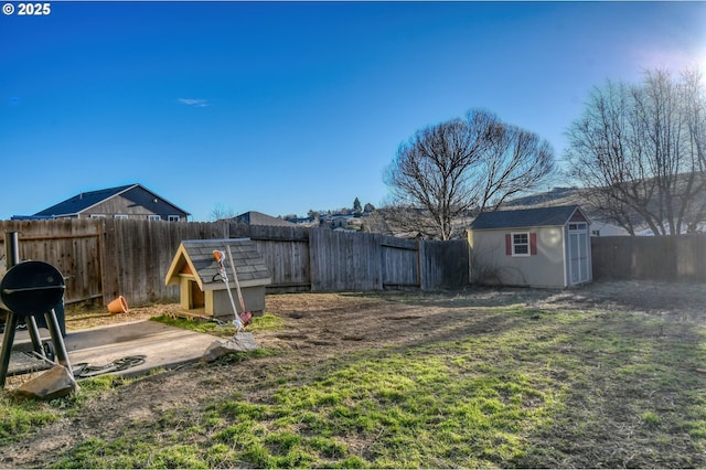 view of yard featuring a storage unit