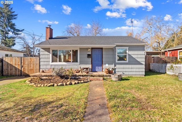 view of front of property featuring a front yard